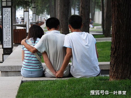 男子让情人与丈夫分居被拒后拽其跳桥，情感纠葛的悲剧
