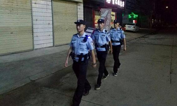 警方回应多人拉女子浸猪笼游行事件
