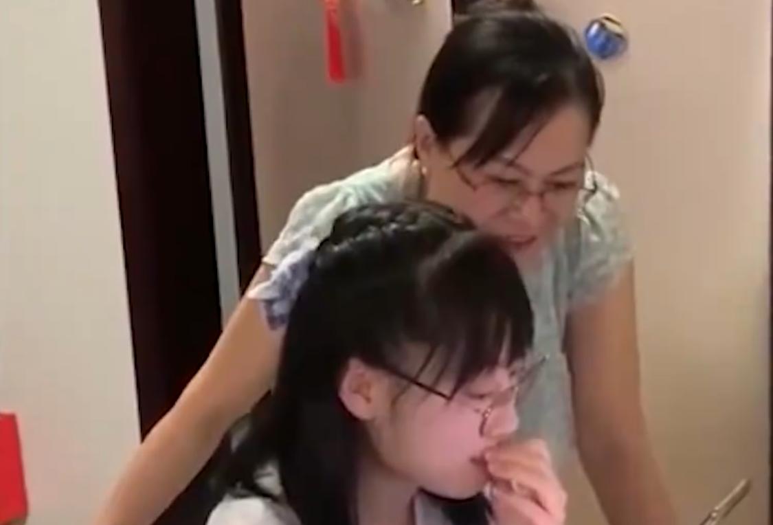 考生查分后激动到趴地