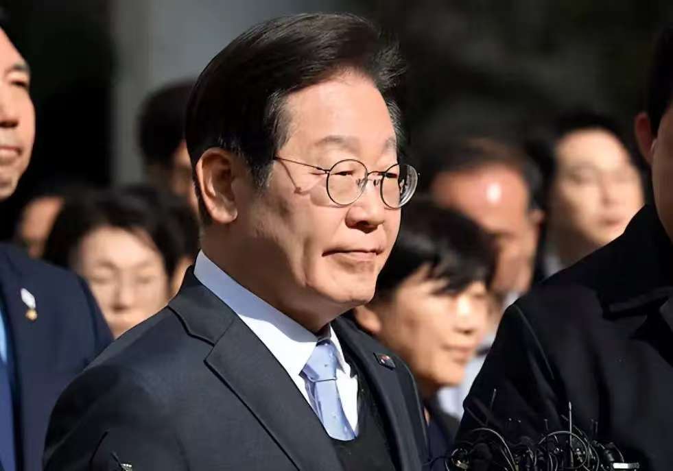 李在明支持率骤降，背后的原因与影响探析