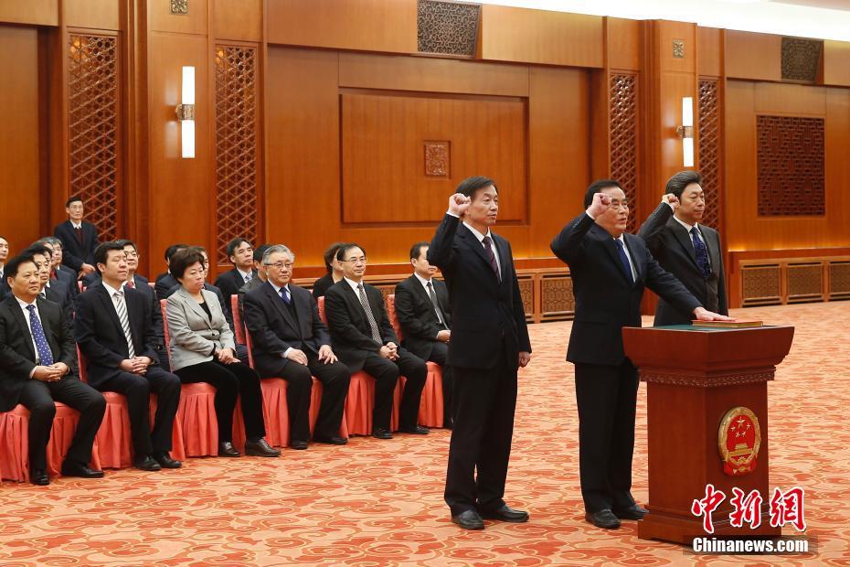 全国人大常委会举行宪法宣誓仪式，法治信仰的庄严承诺