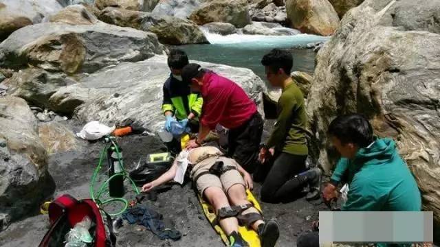 女子溪谷中玩水被卡石缝不幸身亡，一次悲剧的警醒