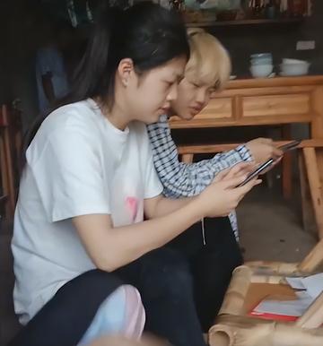 复读两年的艺考生查分后大哭，梦想与坚持的交响曲
