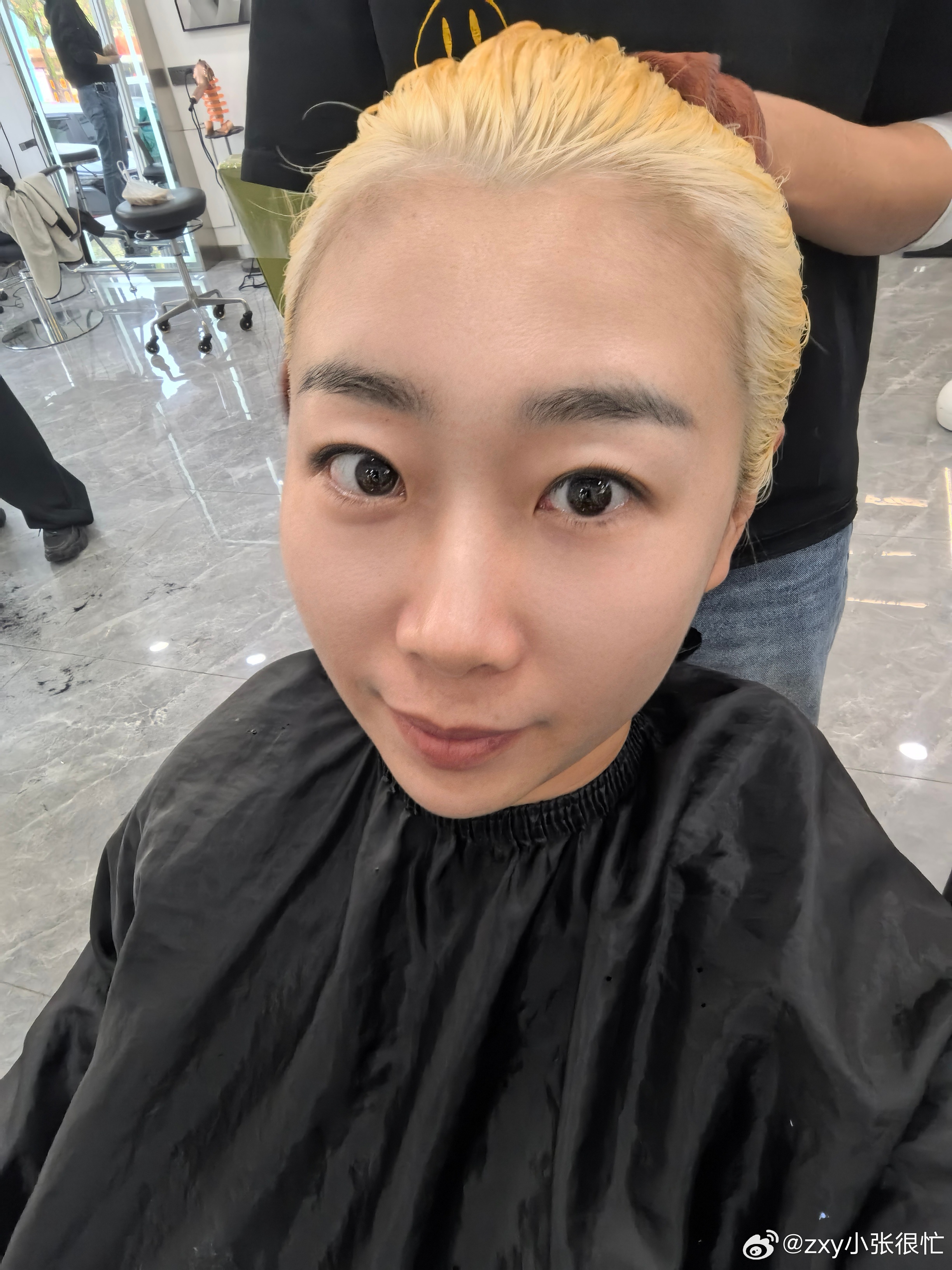 探秘理发店80、90后免费染黄毛活动——一场青春的回忆杀