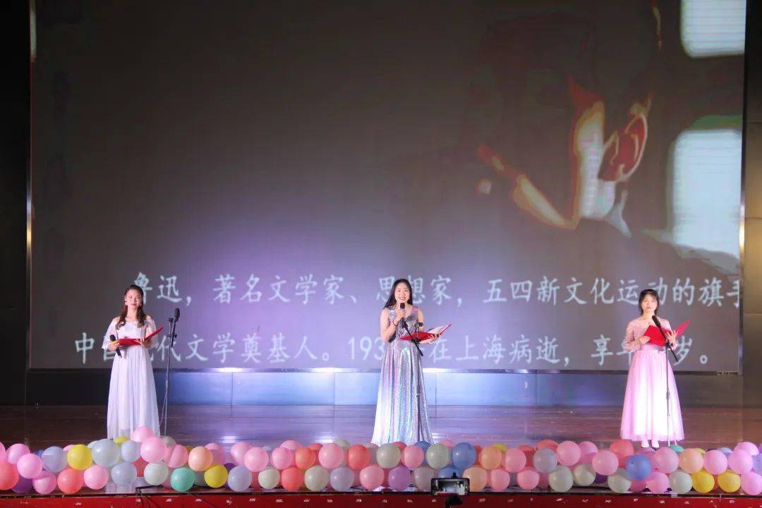 00后本科生抱儿子参加毕业典礼，青春与传承的奇妙交汇