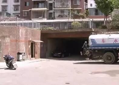 2人在公厕安装偷拍设备被抓，一次警醒的公共安全事件
