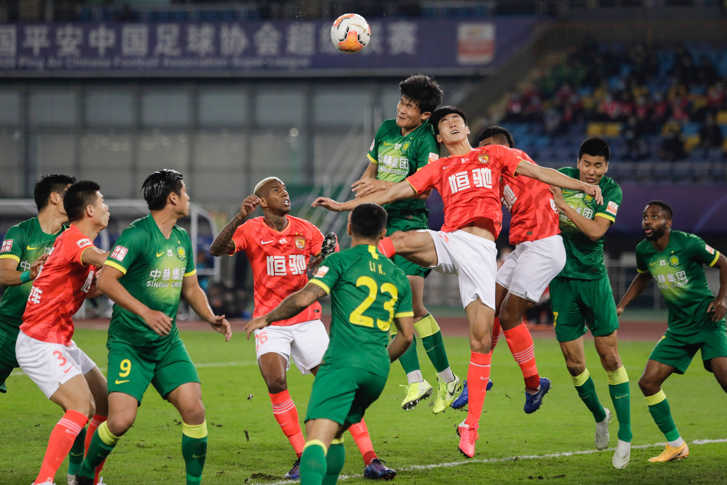 中超战报，国安2-0力克十人山东泰山，展现坚韧斗志