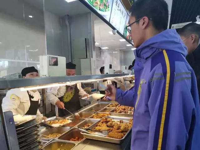 武汉一酒店爆改超市，日售200多种菜品的背后故事