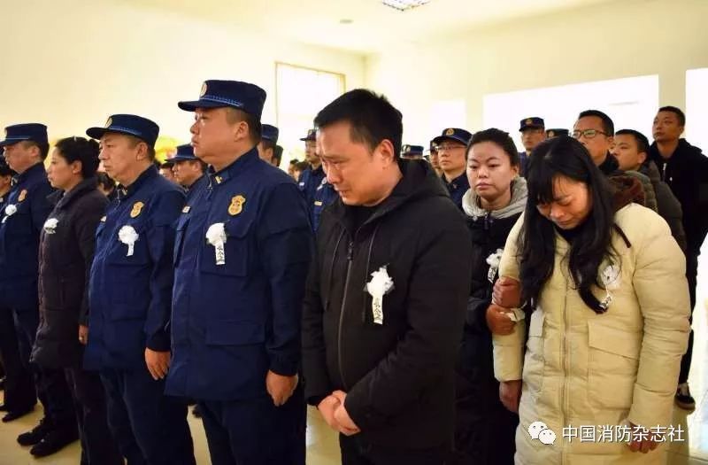 洪流中的守护者，南宁消防员双手托起希望