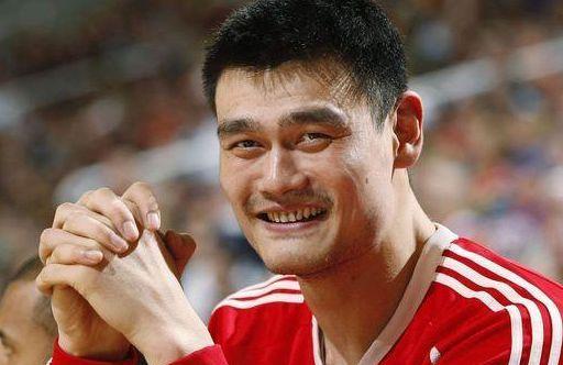 姚明的简历，从上海小巨人到中国篮球的符号