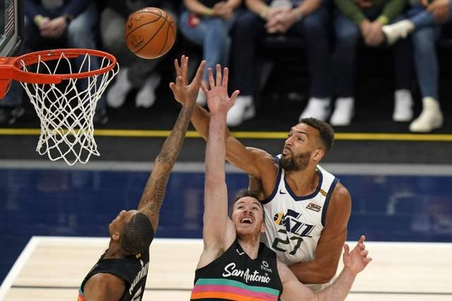 最强NBA中锋怎么玩？我用戈贝尔和奥尼尔试了50把，终于搞明白了